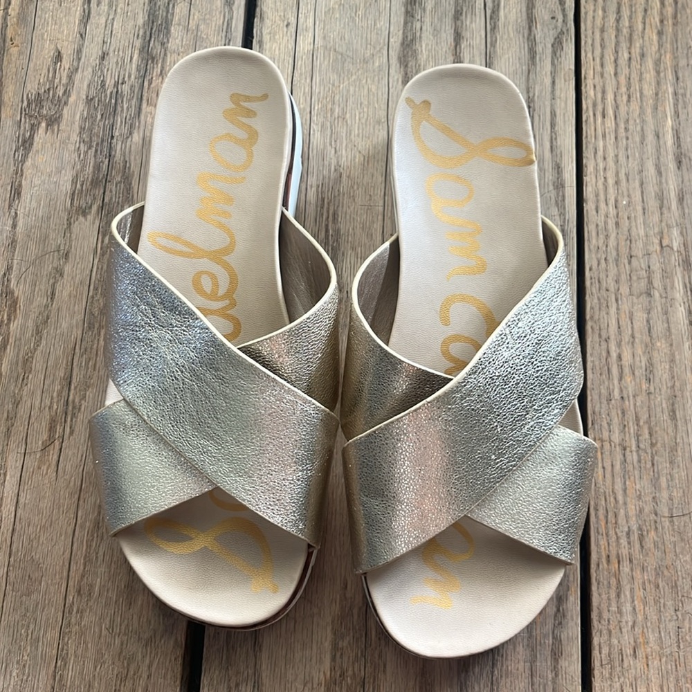 EUC SAM EDELMAN AUDREA GOLD CROSS BAND WEDGE SLIDES SZ 7.5